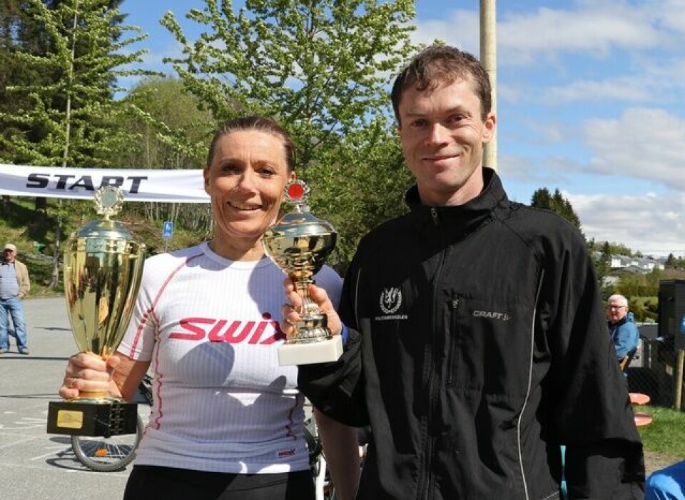 Karianne og Kristian med vandrepokalene. Foto: Martin Hauge-Nilsen Karianne og Kristian med vandrepokalene. Foto: Martin Hauge-Nilsen