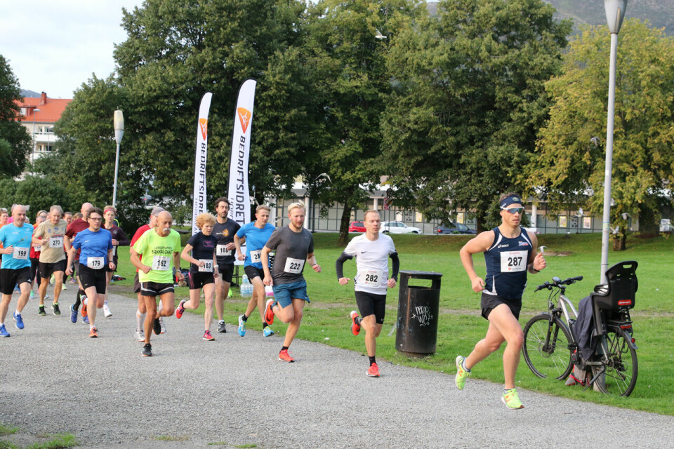 Startskuddet er gått og løperne legger ut på sine valgte runder rundt vannet Startskuddet er gått og løperne legger ut på sine valgte runder rundt vannet