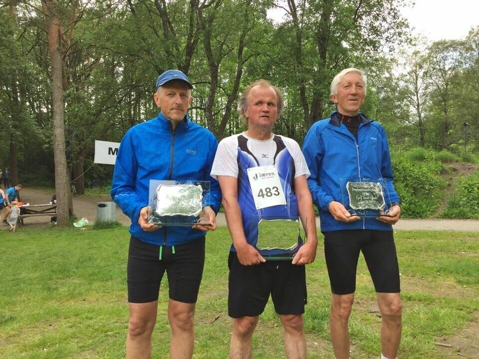 72 fullførte Frøylandsvatnet Rundt i varmt vær Jubilantene_Haus_Jåtten_og_Grude_foto_TrondRoyPedersen.jpg