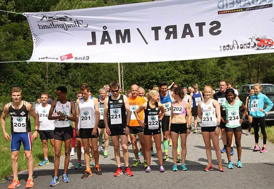 Drøye 50 løpere klar for å løpe 7543 meter rundt Litledalsvatnet i Etne. Totalt var det litt over 70 deltakere. Drøye 50 løpere klar for å løpe 7543 meter rundt Litledalsvatnet i Etne. Totalt var det litt over 70 deltakere.