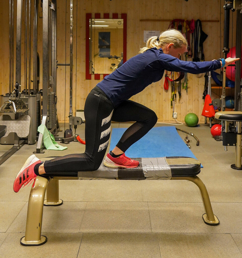 Hvordan bør løpere trene styrke i praksis? 1-Knee-Tap-Squat.jpg