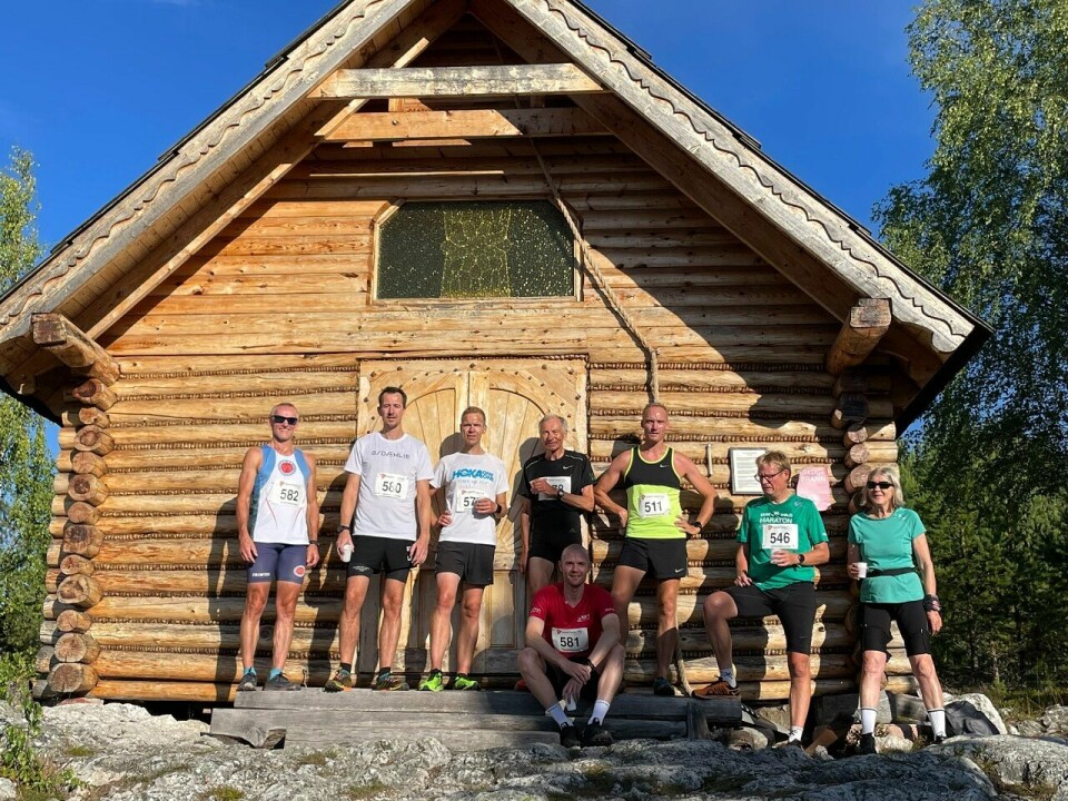 Alle deltakerne samlet ved Skåråsberget skogskapell, også kalt Jordbærkirka, i Vallset. (Foto fra Hamarkarusellens facebookside) Alle deltakerne samlet ved Skåråsberget skogskapell, også kalt Jordbærkirka, i Vallset. (Foto fra Hamarkarusellens facebookside)