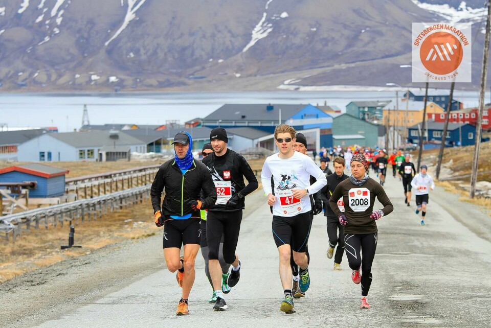 Like etter start på maraton ser vi herrevinner Piotr Suchenia med startnummer 52 og kvinnevinner Mari Kråkemo med startnummer 2008. (Foto: Eivind Bye, Spitsbergen Marathon) Like etter start på maraton ser vi herrevinner Piotr Suchenia med startnummer 52 og kvinnevinner Mari Kråkemo med startnummer 2008. (Foto: Eivind Bye, Spitsbergen Marathon)