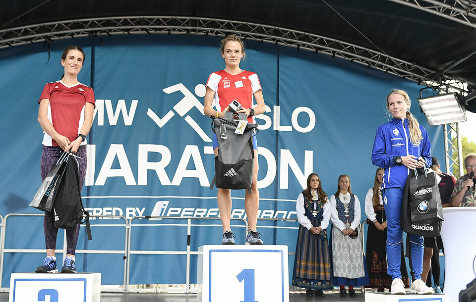 Runa Falch og Marius Vedvik vant halvmaratonløpet i Oslo premiepall-kvinner_50D2903.jpg
