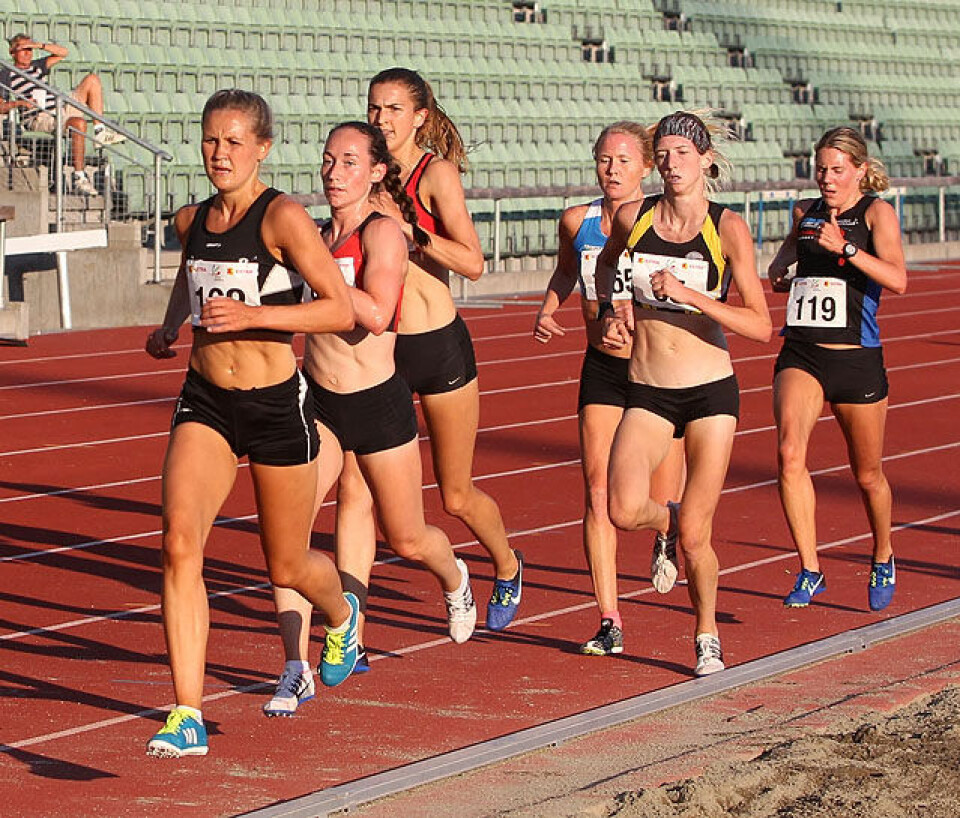 Sterke navn og tider på 3000 m kvinner i sommerstevnet på Bislett 3000m_damer_tetgruppe_Pernilla_Epland_drar_A20G0033.jpg