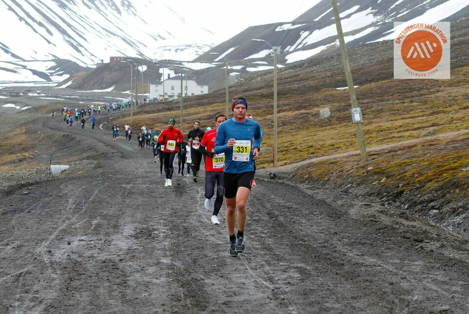 Deltagerrekord og seier til Mari Kråkemo i Spitsbergen Marathon Lang_kø_halvmaraton.jpg