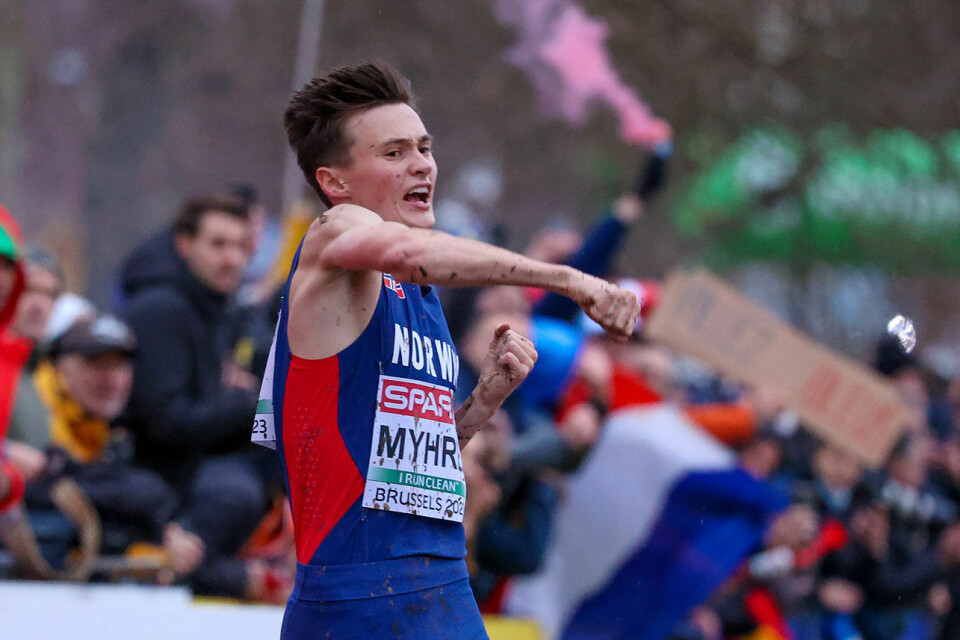 Magnus Tuv Myhre kan triumfere over å løpe i mål til en sølvmedalje i EM terrengløp. (Alle foto: Arne Dag Myking) Magnus Tuv Myhre jubler