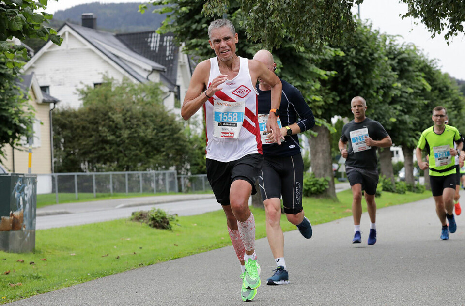 Tim Bennett er litt usikker på hvor han står siden han det siste året ikke har fått testa seg i vanlige løp. Her i Drammensmaraton for et par år siden. (Foto: arrangøren) Tim Bennett er litt usikker på hvor han står siden han det siste året ikke har fått testa seg i vanlige løp. Her i Drammensmaraton for et par år siden. (Foto: arrangøren)