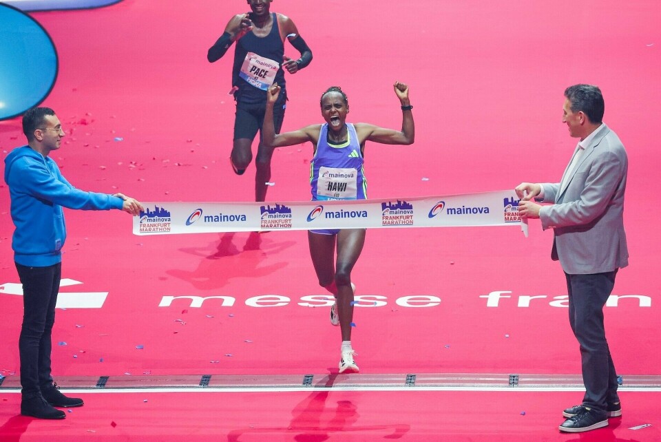 Hwai Feysa fra Etiopia var ikke nevnt blant favorittene, men her vinner hun likevel Frankfurt Maraton på ny løyperekord. (Foto: Sailer / photorun.net) Hwai Feysa fra Etiopia ble beste kvinne i Frankfurt
