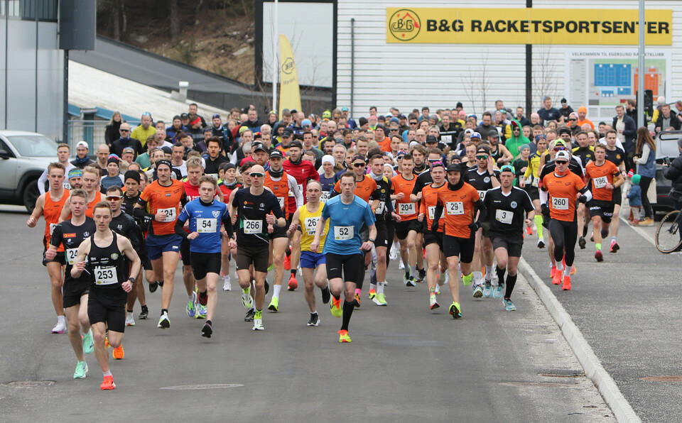Både 10 km og halvmaraton starta samtidig, og her har 10 km-vinner Morten Gjendem (253) tatt teten. (Foto: Einar Søndeland) Både 10 km og halvmaraton starta samtidig, og her har 10 km-vinner Morten Gjendem (253) tatt teten. (Foto: Einar Søndeland)