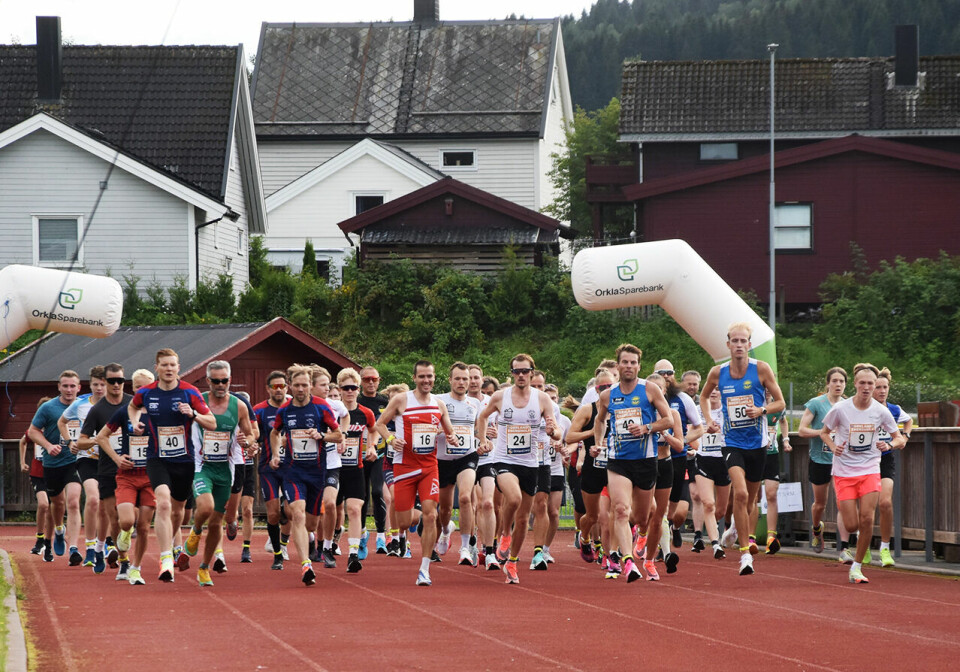 Starten har nettopp gått, og 10 km-feltet er ennå temmelig samla. (Foto: Tor Jarle Bolme) Starten har nettopp gått, og 10 km-feltet er ennå temmelig samla. (Foto: Tor Jarle Bolme)