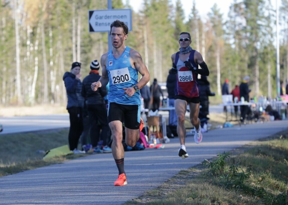 37 løpere under 2:40 på Perseløpets maraton, Eirik Gramstad vant på 2:20:27 IMGL7748_Gramstad_får-luke (1280x911).jpg