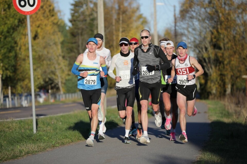37 løpere under 2:40 på Perseløpets maraton, Eirik Gramstad vant på 2:20:27 IMGL7118_Forfølgerne (1280x853).jpg