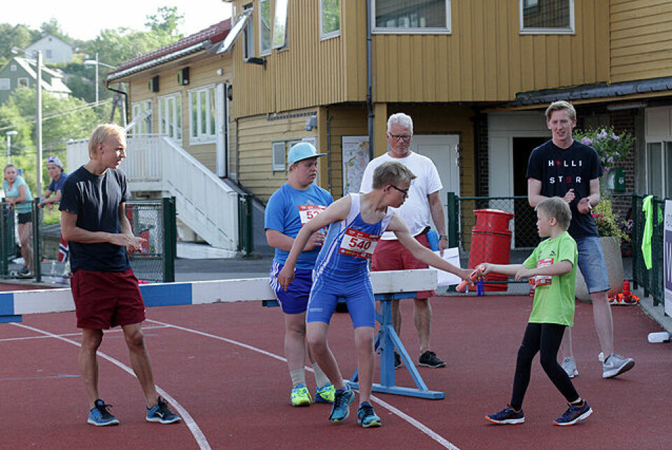 Varmt og folksomt da Sommerkarusellen startet opp IMG_2348.jpg