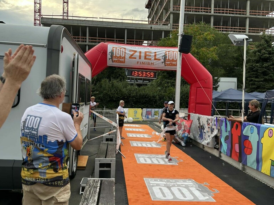 Line Caliskaner løper i mål som totalvinner i Berlin Wall 100 miles (privat foto) Line Caliskaner løper i mål som totalvinner i Berlin Wall 100 miles