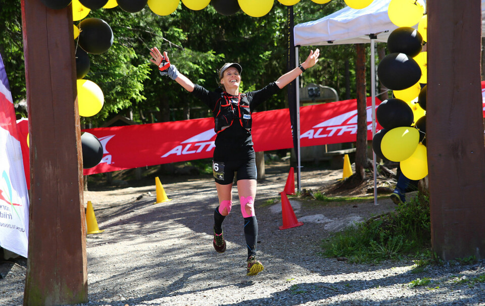 Kirsti Johnsen Skåtøy løper inn til seier i Romeriksåsen på langs. (Foto: Bjørn Hytjanstorp) Kirsti Johnsen Skåtøy løper inn til seier i Romeriksåsen på langs. (Foto: Bjørn Hytjanstorp)