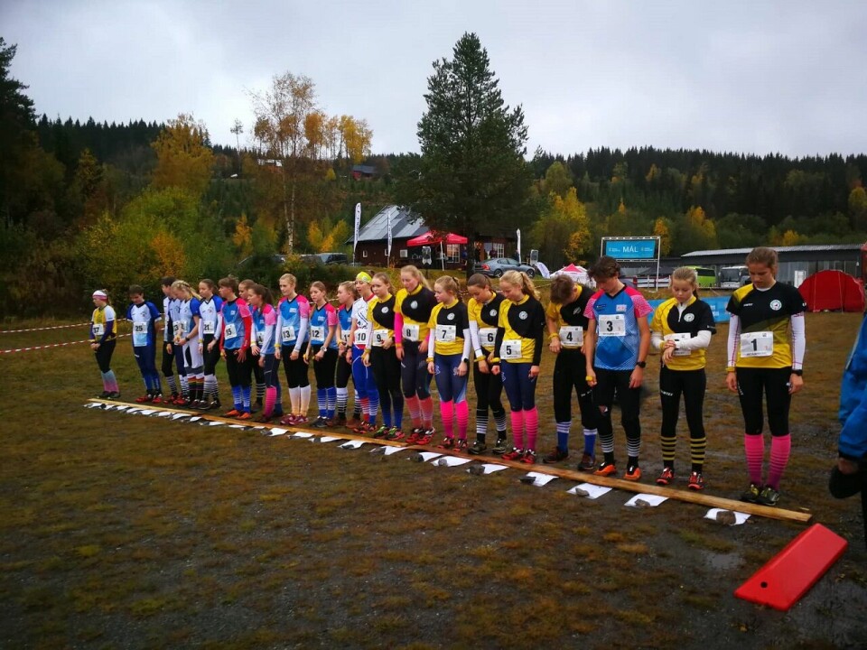 Stafettlagene klare til start. (Arrangørfoto: Vanja Staff) Stafettlagene klare til start. (Arrangørfoto: Vanja Staff)