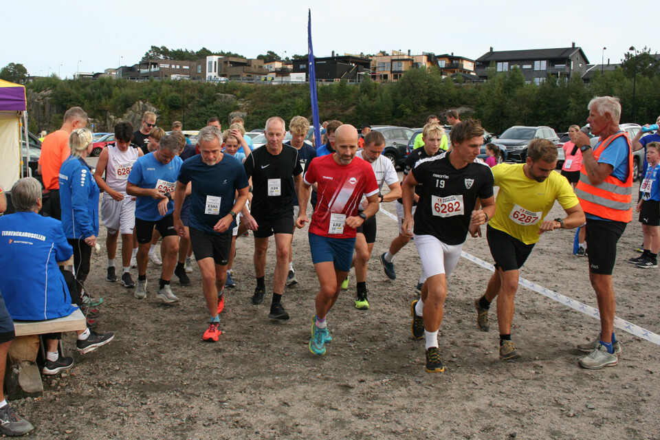 Løperne på Milslukern legger i vei ut fra start. (Foto: Sverre Larsen) Løperne på Milslukern legger i vei ut fra start. (Foto: Sverre Larsen)