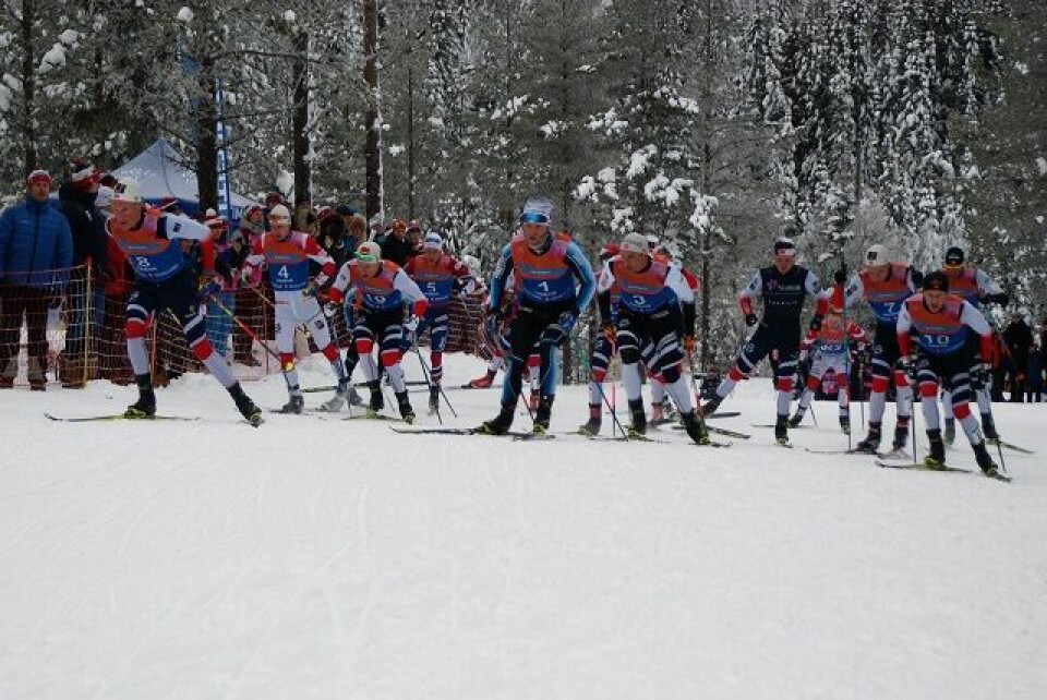 Marit Bjørgen og Martin Johnsrud Sundby vant skiathlon på Gåsbu Samlet_felt_1500m_før_maal.jpg