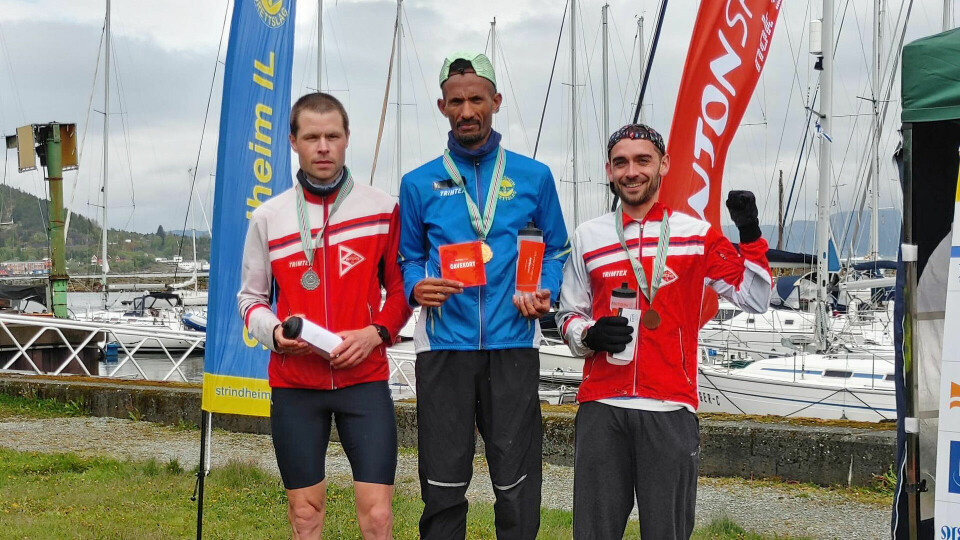 De tre beste menn på 10 kilometer. Ebrahim Abdulaziz på toppen, Henning Halvorsen Offigstad p andreplass (t.v.) og Alex Mauro på tredje (t.h.) (Foto: arrangøren) De tre beste menn på 10 kilometer. Ebrahim Abdulaziz på toppen, Henning Halvorsen Offigstad p andreplass (t.v.) og Alex Mauro på tredje (t.h.) (Foto: arrangøren)