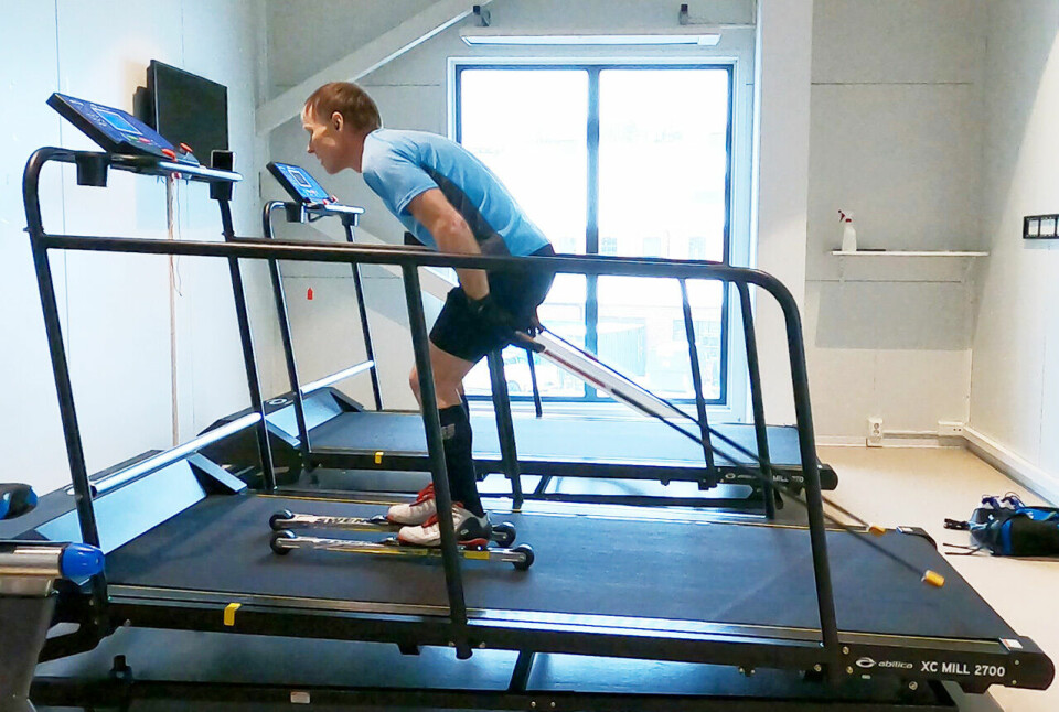 Abilica XC-Mill 2700: Både rulleski, løping og sykling er mulig på denne tredemølla som har bånd med løpeflate 100 x 250 cm. En våt drøm for allsidige kondisjonsutøvere som trener innendørs? (Alle foto: Bjørn Johannessen) Abilica XC-Mill 2700: Både rulleski, løping og sykling er mulig på denne tredemølla som har bånd med løpeflate 100 x 250 cm. En våt drøm for allsidige kondisjonsutøvere som trener innendørs? (Alle foto: Bjørn Johannessen)