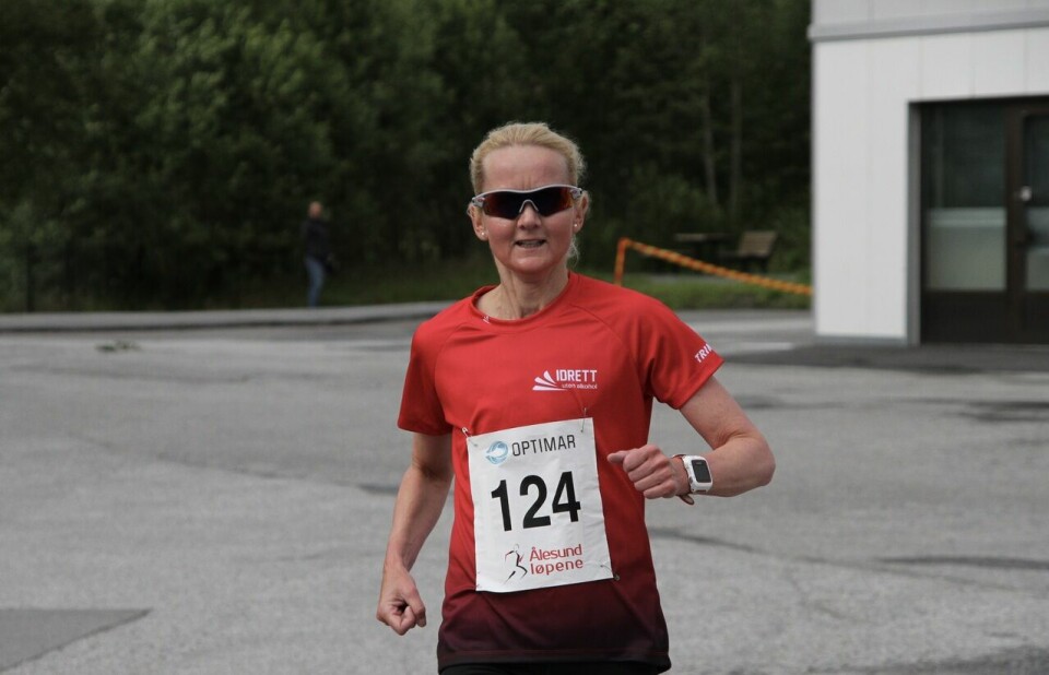 Skak og Juliussen vant 10 km i Ålesund Sommerkarusell 10km_Louise_Skak_maal