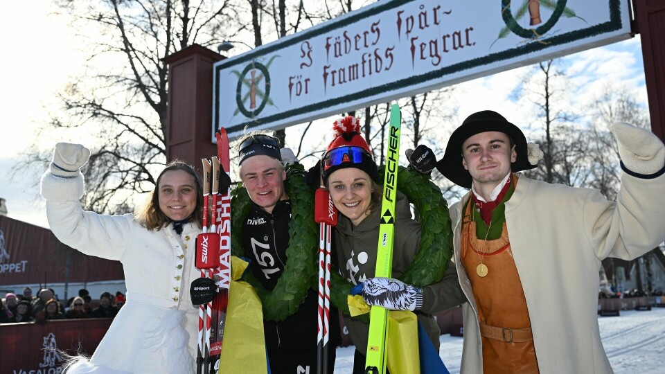 Alvar Myhlback og Stina Nilsson sammen med dagens kranskulla og kransmas under den kjente målportalen i Mora. (Foto: Arrangøren) Alvar Myhlback og Stina Nilsson sammen med dagens kranskulla og kransmas under den kjente målportalen i Mora. (Foto: Arrangøren)