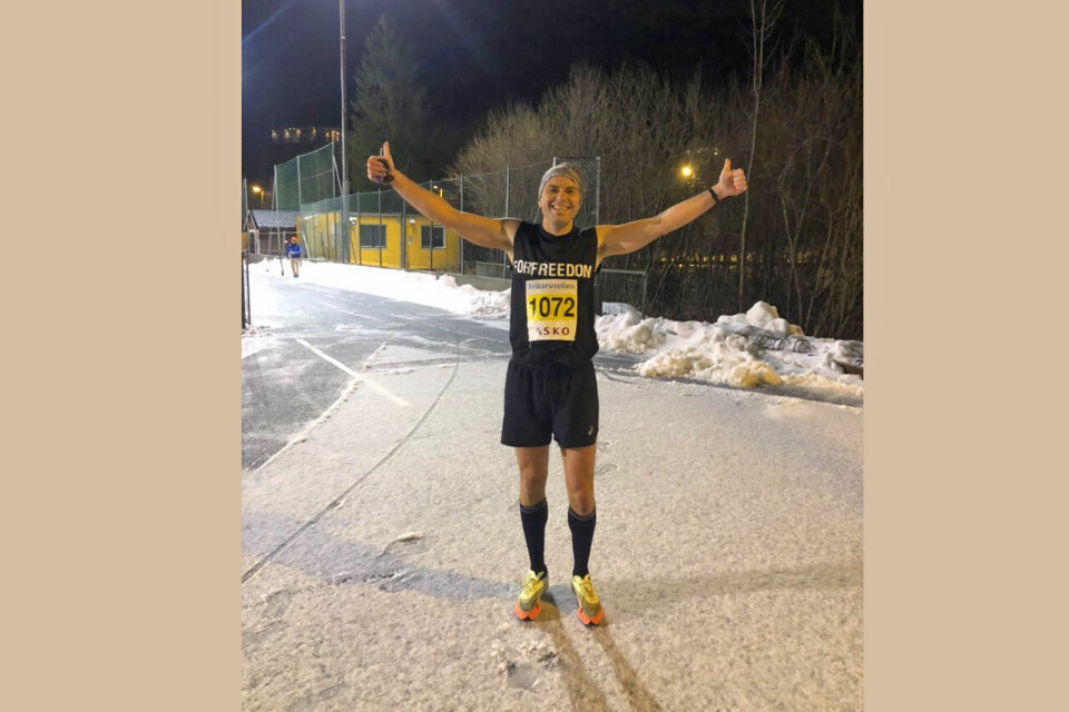 Robert Hisdal holder seg alltid til shorts og singlet som løpsantrekk. Her kan han juble over seier i Frikarusellen. (Foto fra Robert Hisdal). Robert Hisdal holder seg alltid til shorts og singlet som løpsantrekk. Her kan han juble over seier i Frikarusellen. (Foto fra Robert Hisdal).