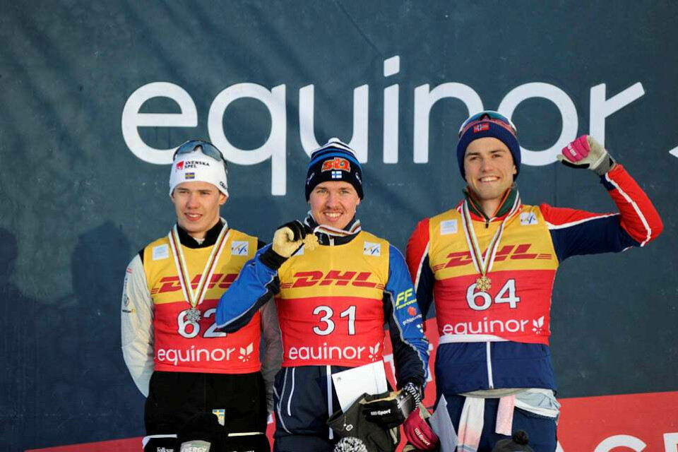 Finske Arsi Ruuskanen (midten) vant foran svenske Leo Johansson (til venstre), mens norske Håvard Moseby ble nummer tre. (Foto: Norges Skiforbund) Finske Arsi Ruuskanen (midten) vant foran svenske Leo Johansson (til venstre), mens norske Håvard Moseby ble nummer tre. (Foto: Norges Skiforbund)