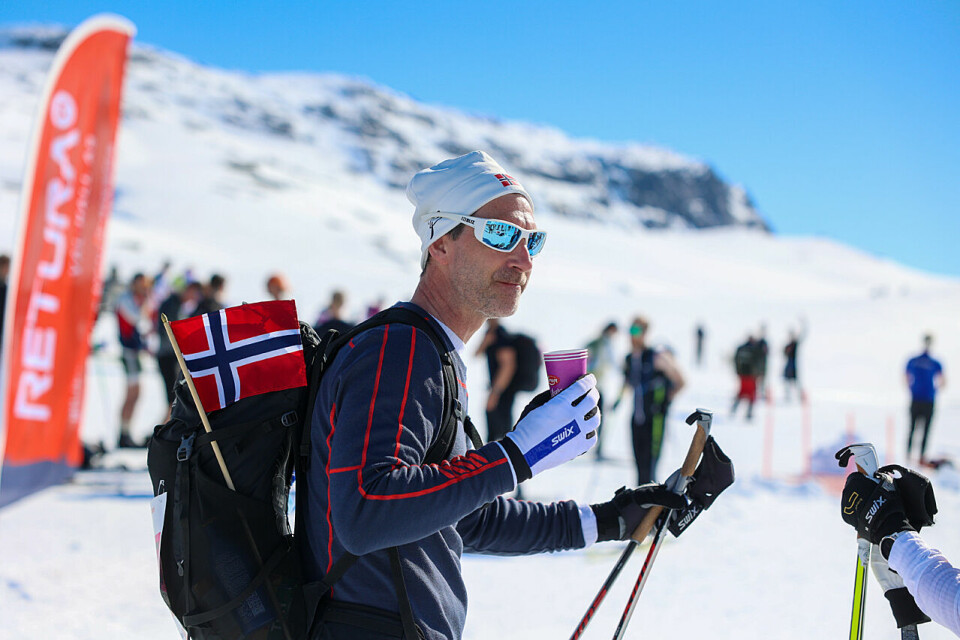 Flagg, sol og skiløper under Hallingskarvet er viktige ingridienser for Skarverennet. (Foto: Arne Dag Myking) Flagg, sol og skiløper under Hallingskarvet er viktige ingridienser for Skarverennet. (Foto: Arne Dag Myking)