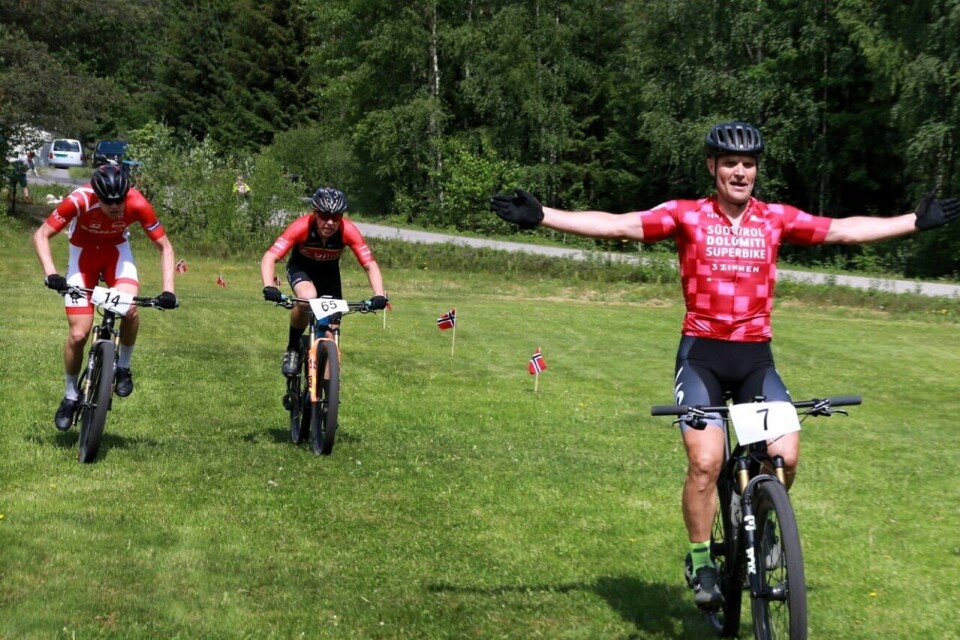 Steffan Hartz Repshus spurter inn til nok en seier i Finnskogkureren sekundet foran både Eirik Bakke (til venstre) og Roar Sollie. (Foto: Mathias Mesøy Berg) Steffan Hartz Repshus spurter inn til nok en seier i Finnskogkureren sekundet foran både Eirik Bakke (til venstre) og Roar Sollie. (Foto: Mathias Mesøy Berg)
