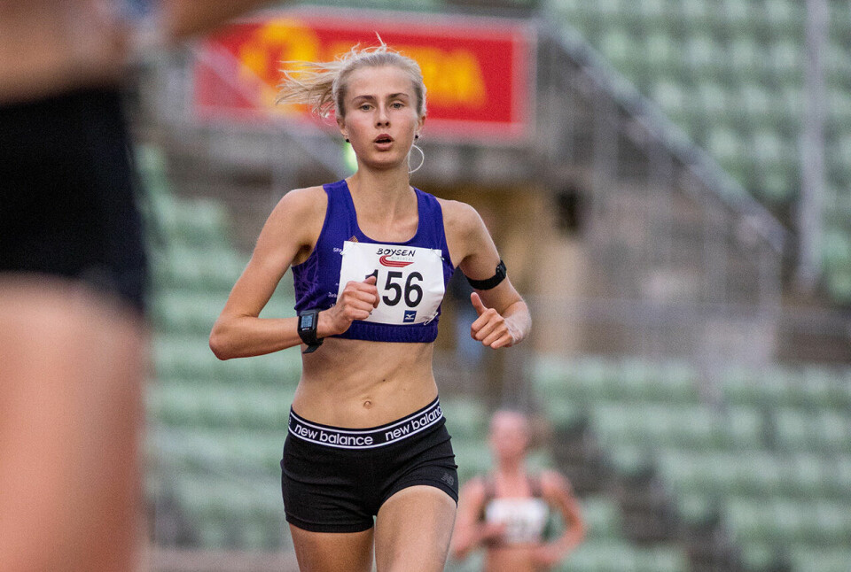 Denne uka løp Siren Amelia Seiler 5000 m på bane for første gang. Og med tiden 16.49,68 klarte hun målsetningen om å løpe under 17 minutter. (Foto: Sylvain Cavatz) Denne uka løp Siren Amelia Seiler 5000 m på bane for første gang. Og med tiden 16.49,68 klarte hun målsetningen om å løpe under 17 minutter. (Foto: Sylvain Cavatz)