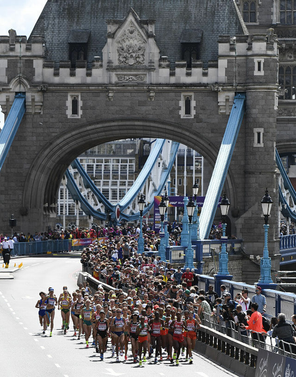 Rose Chelimo best i en triller av en VM-maraton maraton-kv-start-tower-bridge_50D8677.jpg