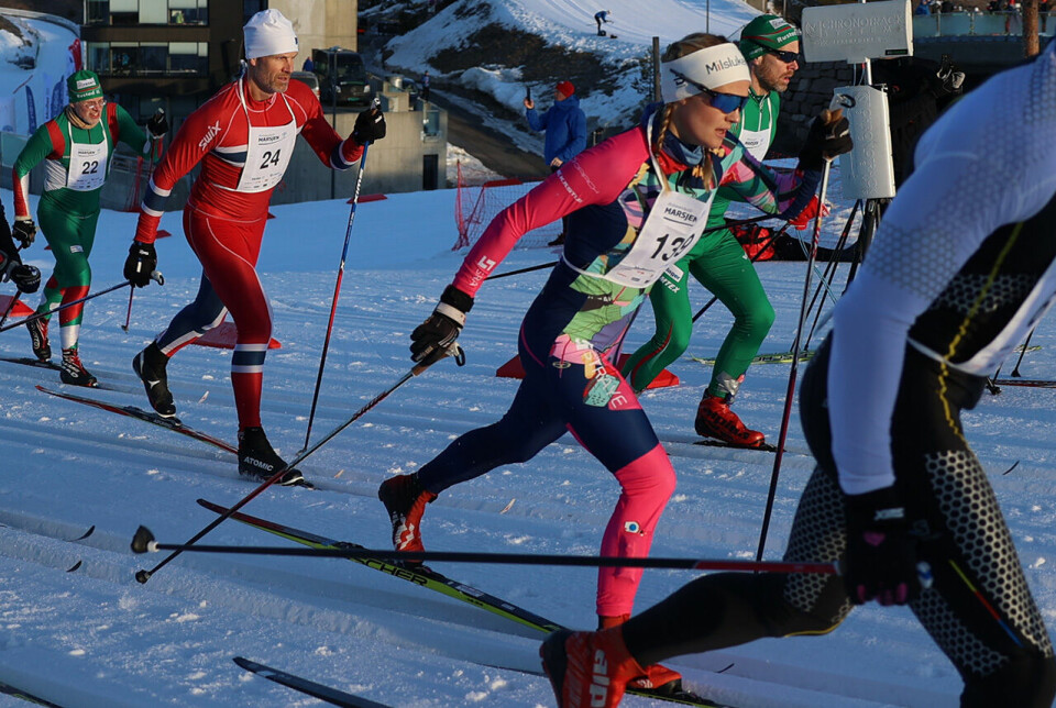 Kasper Stadaas og Marit Bjørgen seiret i Holmenkollmarsjen tuva-toftdahl-staver-ut-fra-start.jpg