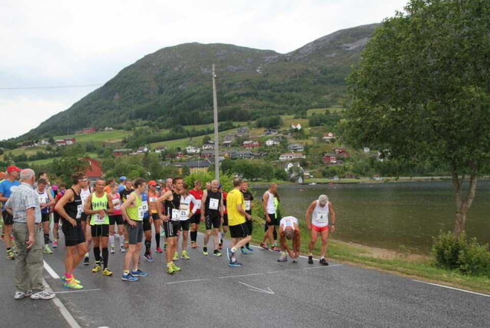 Marius Vedvik med norsk bestenotering på 5 km i Jølster Foer_start_fire