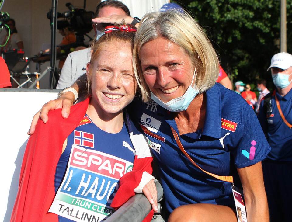 Bronsejenta Ina og mamma Gunhild etter målpassering på lørdagens finale. (Foto: Kjell Vigestad) Bronsejenta Ina og mamma Gunhild etter målpassering på lørdagens finale. (Foto: Kjell Vigestad)