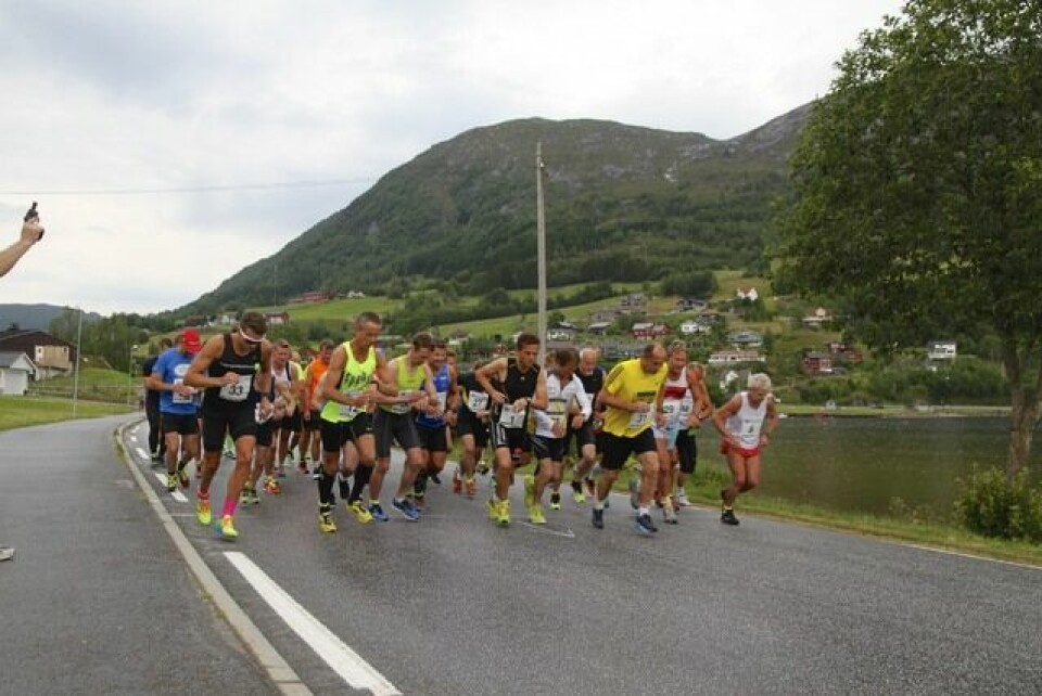 Marius Vedvik med norsk bestenotering på 5 km i Jølster Starten_640x428.jpg