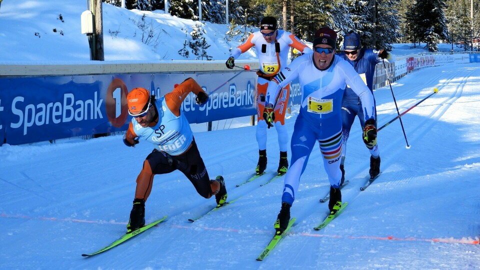 Henning Lie krysser målstreken en snau fot foran Anders Hermansen på Gåsbu langrennsenter lørdag. (Foto: Stein Arne Negård) Henning Lie krysser målstreken en snau fot foran Anders Hermansen på Gåsbu langrennsenter lørdag. (Foto: Stein Arne Negård)