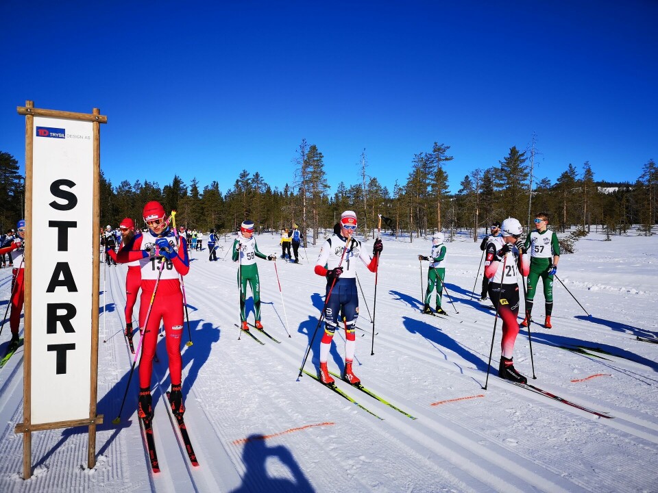 Fra starten ved Munksjøen med totalvinneren Philip Georg Johansen også med startnummer 1 midt i bildet. (Foto: Rolf Bakken) Fra starten ved Munksjøen med totalvinneren Philip Georg Johansen også med startnummer 1 midt i bildet. (Foto: Rolf Bakken)
