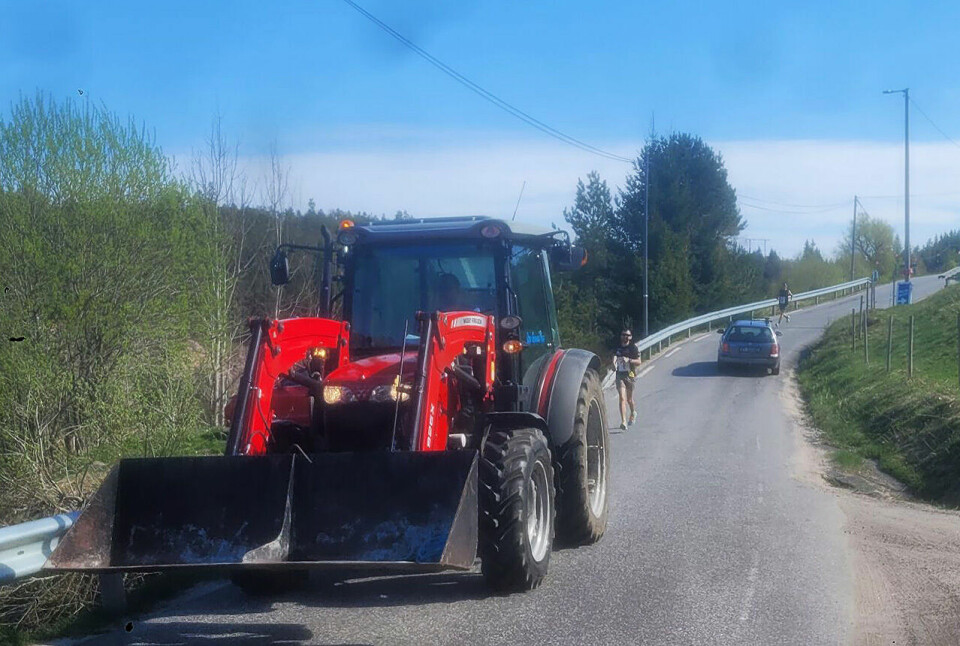 Steinsland Bygdemaraton i strålende sol folgetraktor_20240504_110243.jpg