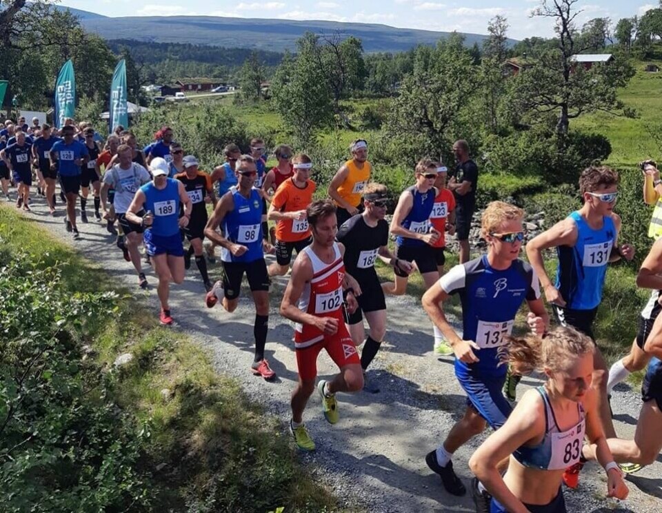 Starten har gått for andre av tre løp i HARDHAUS, opp/ned til Kjøliskarven i Holtålen. (Arrangørfoto) Starten har gått for andre av tre løp i HARDHAUS, opp/ned til Kjøliskarven i Holtålen. (Arrangørfoto)
