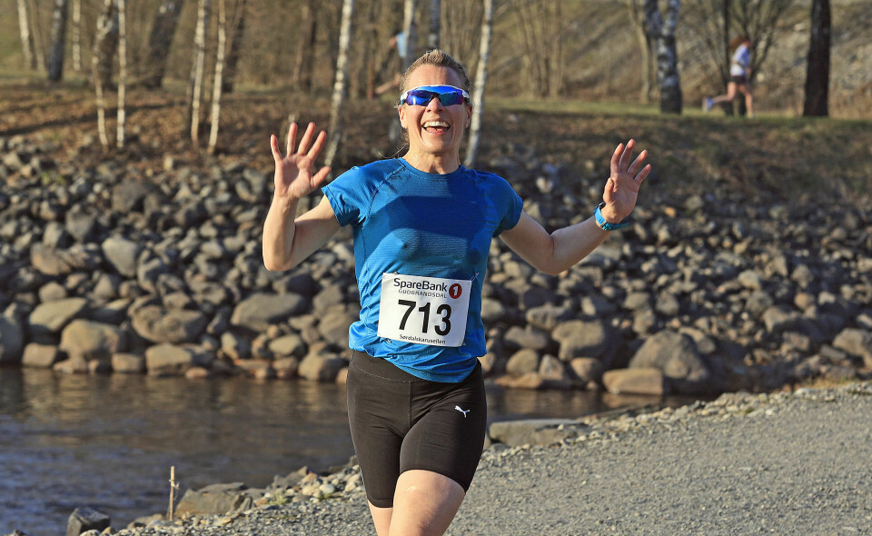 Så glad kan en være som Ann Kristin Krogsveen fra Kvinneklinikken er her da hun nærmer seg mål etter å ha løpt nærmere 9,2 km på fine grusstier langs Lågendeltaet i sol og varmt sommervær. Ann Kristin ble nr. 3 i klasse K 30 – 39 år. null