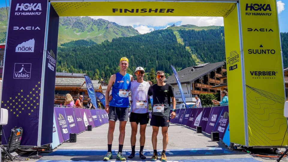Anders Haga (til venstre) på målstreken i Verbier sammen med den tyske vinneren Dominik Hohenleitner og italieneren Mattia Bertoncini. (Foto: UTMB) Anders Haga (til venstre) sammen med den tyske vinneren Dominik Hohenleitner og italieneren Mattia Bertoncini. (Foto: UTMB)