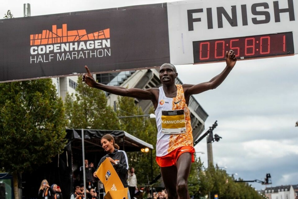 Påmeldingen til København Halvmaraton 2020 åpner 2. desember Etter å ha sololøpt siste 10 km kunne kenyanske Geoffrey Kipsang Kamworor juble for ny verdensrekord på halvmaraton i dagens Copenhagen Half Marathon. (Foto: CPH Half 2019)