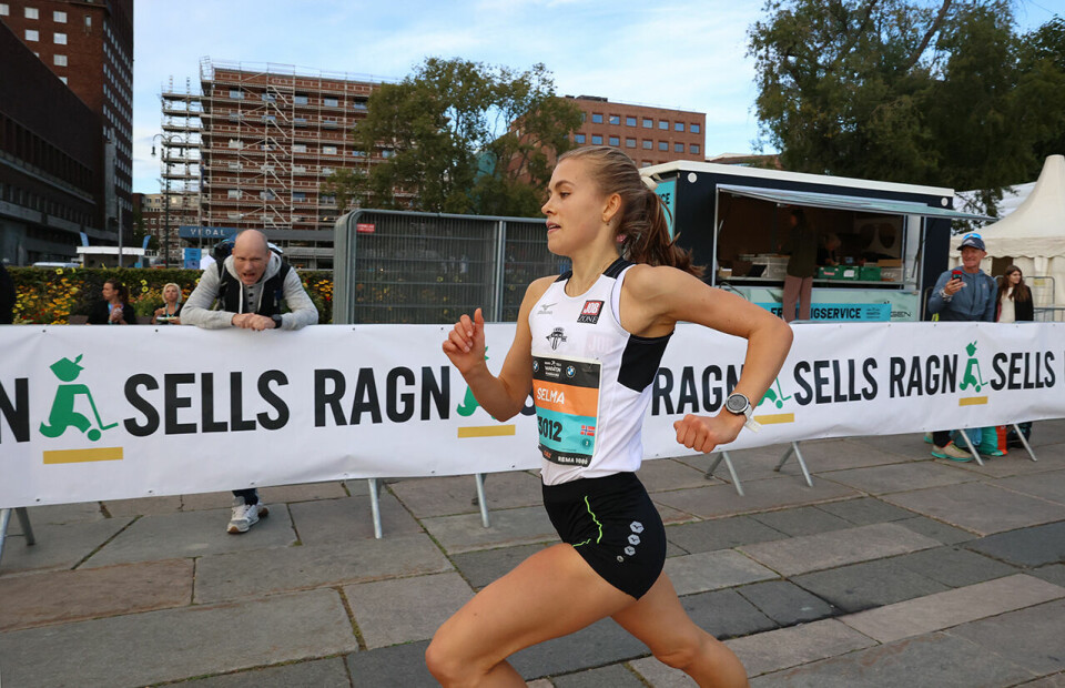 Selma Løchen Engdahl er primært baneløper, men her ser vi henne i fint driv på 3 kilometeren i Oslo Maraton i fjor høst. (Foto: Tom-Arild Hansen) Selma Løchen Engdahl er primært baneløper, men her ser vi henne i fint driv på 3 kilometeren i Oslo Maraton i fjor høst. (Foto: Tom-Arild Hansen)