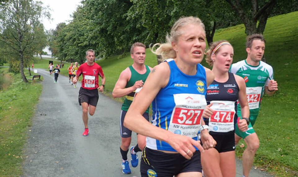 Fulgte tett: Anne Nevin (t.c) og Maria Sagnes Wågan fulgte hverandre tett gjennom store deler av NM halvmaraton. Foto: Marianne Røhme OLYMPUS DIGITAL CAMERA