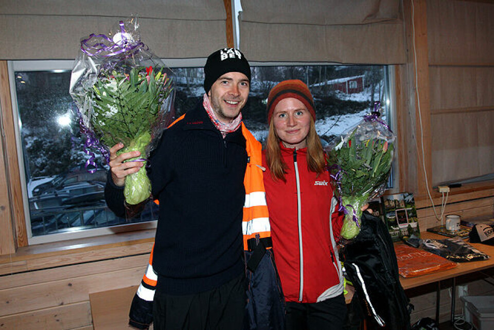 Vinnerne Vidar Dahle og Lina Rivedal fikk forsyne seg først fra premiebordet Vinnerne Vidar Dahle og Lina Rivedal fikk forsyne seg først fra premiebordet