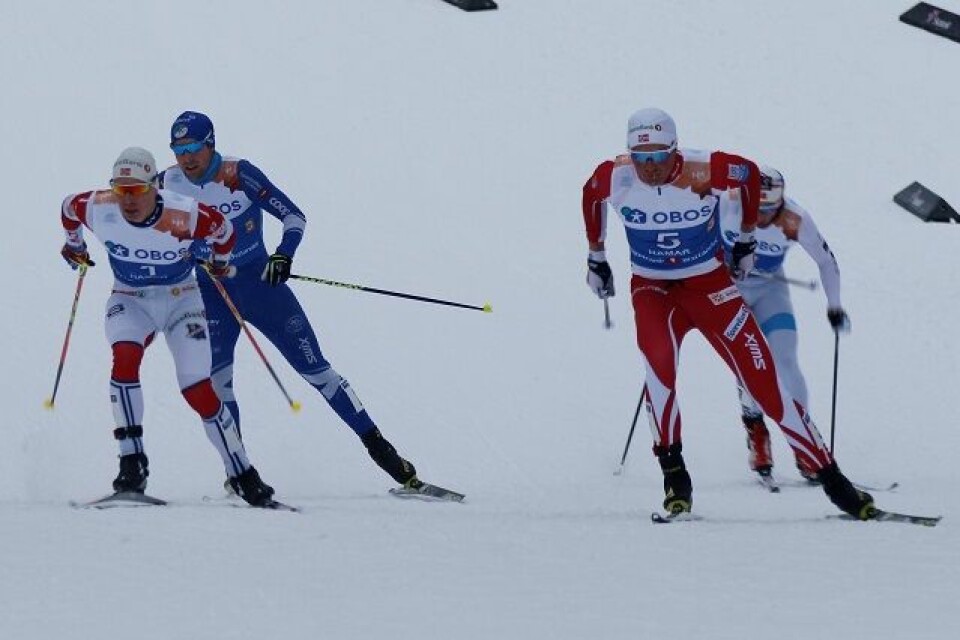 Simen Hegstad Krüger (til v.) og Emil Iversen side om side opp sprintbakken for siste gang med Sindre Folkvord og Harald Østberg Amundsen på bakskiene. Simen Hegstad Krüger (til v.) og Emil Iversen side om side opp sprintbakken for siste gang med Sindre Folkvord og Harald Østberg Amundsen på bakskiene.