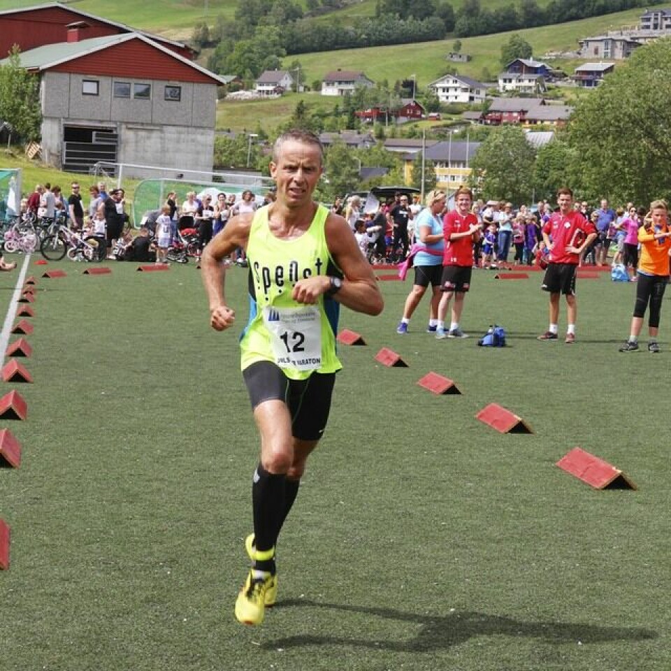 Marius Vedvik med norsk bestenotering på 5 km i Jølster Terje_Lyngstad_maal
