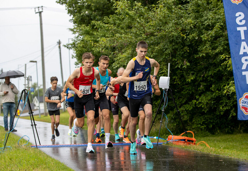 Ti løpere lot seg ikke stanse av litt regn og stilte til start i Perseløpets 3 km. (Foto: Bjørn Hytjanstorp) Ti løpere lot seg ikke stanse av litt regn og stilte til start i Perseløpets 3 km. (Foto: Bjørn Hytjanstorp)